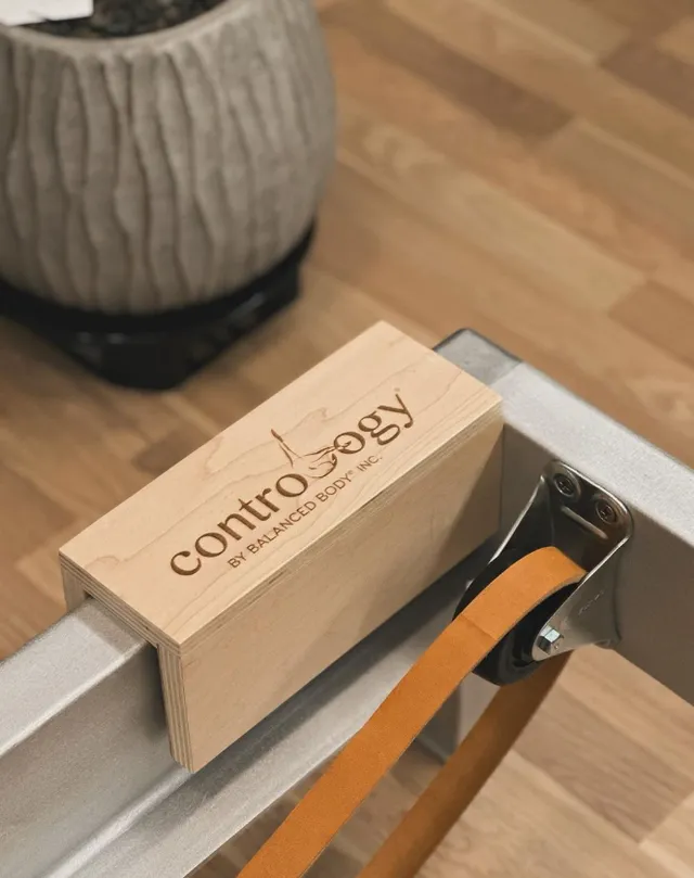 contrology 각인이 새겨진 원목 박스